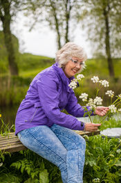 Op een bankje in de natuur van VVV Biesboschlinie