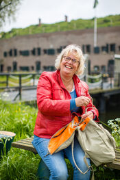 Vrouw bij Fort Bakkerskil van VVV Biesboschlinie
