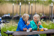 Dames in de haven van VVV Biesboschlinie