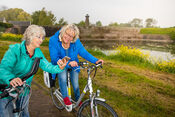 Fietsers in Woudrichem van VVV Biesboschlinie