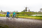 Fietsers in Woudrichem van VVV Biesboschlinie