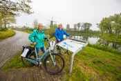 Fietsers in Woudrichem van VVV Biesboschlinie