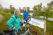 Fietsers in Woudrichem van VVV Biesboschlinie