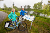 Fietsers in Woudrichem van VVV Biesboschlinie