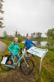 Fietsers in Woudrichem van VVV Biesboschlinie