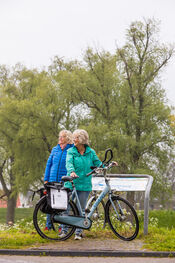Fietsers in Woudrichem van VVV Biesboschlinie
