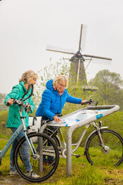 Fietsers in Woudrichem van VVV Biesboschlinie