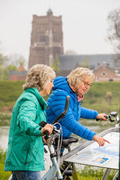 Fietsers in Woudrichem van VVV Biesboschlinie