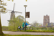 Fietsers in Woudrichem van VVV Biesboschlinie