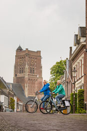 Fietsende dames van VVV Biesboschlinie