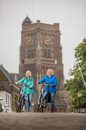 Fietsers in Woudrichem van VVV Biesboschlinie