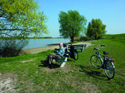 Fietsers lang de rivier van VVV Biesboschlinie