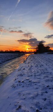 Ondergaande zon polder bij Waardhuizen van VVV Biesboschlinie