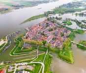 Woudrichem van bovenaf van VVV Biesboschlinie