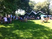 Terras bij voetveer Boven 't Gat van VVV Biesboschlinie