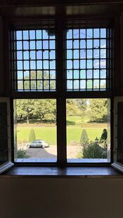 Raam bij Kasteel Dussen van VVV Biesboschlinie