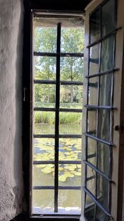 Raam bij Kasteel Dussen van VVV Biesboschlinie