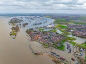 Hoogwater in Woudrichem van VVV Biesboschlinie