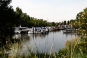 Boten bij Jachthaven van Oversteeg van VVV Biesboschlinie