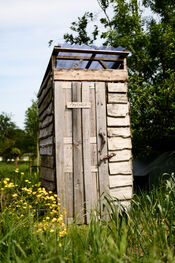 Toilet bij oogsttuin Hof van Heden van VVV Biesboschlinie