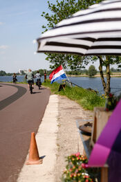 Kraampje langs de weg van VVV Biesboschlinie