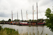 Boten in de haven van Woudrichem van VVV Biesboschlinie