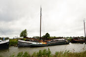 Boot in de haven van Woudrichem van VVV Biesboschlinie