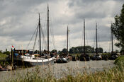 Boten in de haven van Woudrichem van VVV Biesboschlinie