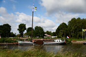 Boten in de haven van Woudrichem van VVV Biesboschlinie