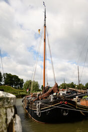 Boten in de haven van Woudrichem van VVV Biesboschlinie