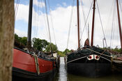 Boten in de haven van Woudrichem van VVV Biesboschlinie