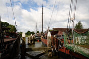 Boten in de haven van Woudrichem van VVV Biesboschlinie