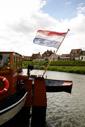 Boot in de haven van Woudrichem van VVV Biesboschlinie
