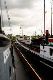 Boten in de haven van Woudrichem van VVV Biesboschlinie