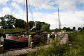 Boten in de haven van Woudrichem van VVV Biesboschlinie