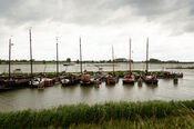 Boten in de haven van Woudrichem van VVV Biesboschlinie