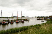 Boten in de haven van Woudrichem van VVV Biesboschlinie