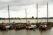 Boten in de haven van Woudrichem van VVV Biesboschlinie
