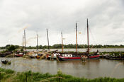 Boten in de haven van Woudrichem van VVV Biesboschlinie