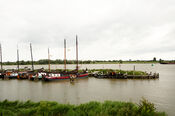 Boten in de haven van Woudrichem van VVV Biesboschlinie