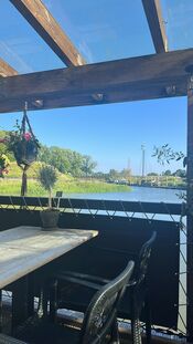 Terras aan het water Woudrichem van VVV Biesboschlinie