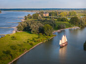 Zeilschip Helena in Woudrichem van VVV Biesboschlinie