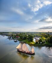 Zeilschip Helena in Woudrichem van VVV Biesboschlinie