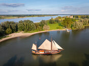 Zeilschip Helena bij Woudrichem van VVV Biesboschlinie