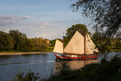 Zeilschip Helena in Woudrichem van VVV Biesboschlinie