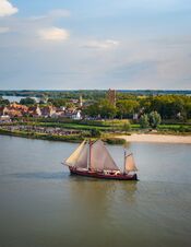 Zeilschip Helena in Woudrichem van VVV Biesboschlinie