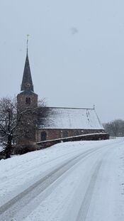 Kerk in de sneeuw van VVV Biesboschlinie