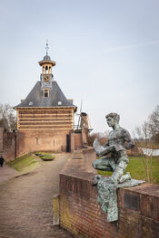 Dalempoort en beeld 'Zalmvisser', Gorinchem van VVV Biesboschlinie
