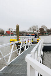 Aanlegsteiger voetveer Woudrichem - Loevestein van VVV Biesboschlinie