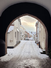 Gevangenepoort Woudrichem in de sneeuw van VVV Biesboschlinie